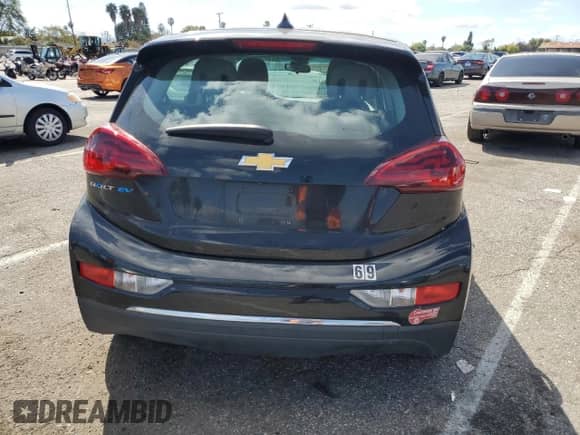 2017 Chevrolet Bolt EV LT z VIN 1G1FW6S05H4187421, wystawiony jako Copart lot #46717014 z przebiegiem 69 451 mil mil oraz . Historia ofert i sprzedaży dostępna na DreamBid. Obrazek 6.