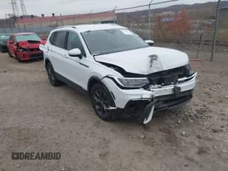 ✅ 2023 Volkswagen Tiguan SE • VIN: 3VV2B7AX0PM019809 • Lot: 43694567. Wystawiony na IAAI z przebiegiem 21 500 mil. Bezpłatny archiwum sprzedaży aukcyjnych z USA i szczegółowy raport historii pojazdu na DreamBid. Zdjęcie 1.