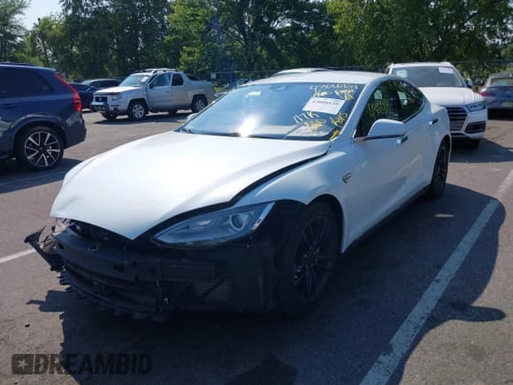 ✅ 2015 Tesla Model S 85D • VIN: 5YJSA1E2XFF114099 • Lot: 43000139. Wystawiony na IAAI z przebiegiem 117 558 mil. Bezpłatny archiwum sprzedaży aukcyjnych z USA i szczegółowy raport historii pojazdu na DreamBid. Zdjęcie 17.