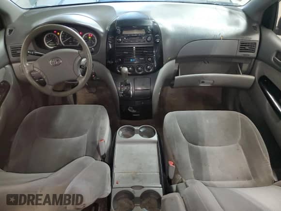 2005 Toyota Sienna LE z VIN 5TDZA23C45S222311, wystawiony jako Copart lot #91394525 z przebiegiem 296 789 mil mil oraz Czysty tytuł • Clean title. Historia ofert i sprzedaży dostępna na DreamBid. Obrazek 8.