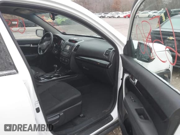 ✅ 2014 Kia Sorento LX • VIN: 5XYKT3A61EG441528 • Lot: 43716580. Wystawiony na IAAI z przebiegiem 172 533 mil. Bezpłatny archiwum sprzedaży aukcyjnych z USA i szczegółowy raport historii pojazdu na DreamBid. Zdjęcie 5.