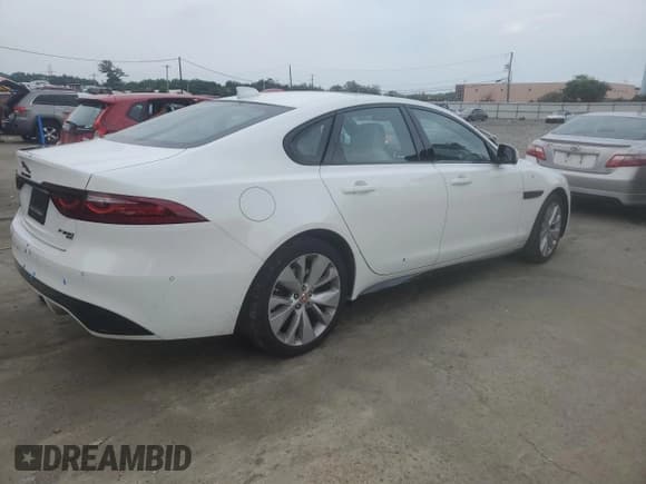 ✅ 2021 Jaguar XF R-Dynamic SE • VIN: SAJBL4GX4MCY89367 • Lot: 68316195. Wystawiony na Copart z przebiegiem 15 272 mil. Bezpłatny archiwum sprzedaży aukcyjnych z USA i szczegółowy raport historii pojazdu na DreamBid. Zdjęcie 3.