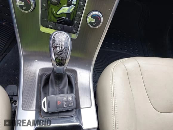 ✅ 2016 Volvo XC60 T6 Drive-E • VIN: YV449MDK3G2857211 • Lot: 42130635. Listed on IAAI with 80,301 mi. Free auction sales archive from the USA and detailed vehicle history report at DreamBid. Image 11.