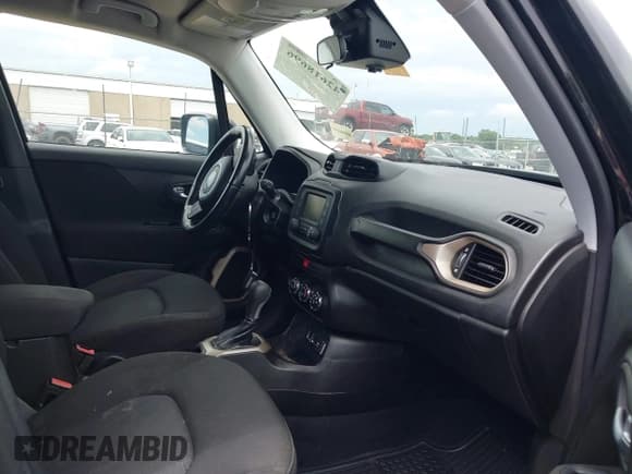 ✅ 2017 Jeep Renegade Altitude • VIN: ZACCJABBXHPG23744 • Lot: 42618696. Wystawiony na IAAI z przebiegiem 132 800 mil. Bezpłatny archiwum sprzedaży aukcyjnych z USA i szczegółowy raport historii pojazdu na DreamBid. Zdjęcie 5.