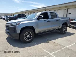 ✅ 2023 Chevrolet Colorado 4WD Work Truck • VIN: 1GCPTBEK5P1112230 • Лот: 56569545. Опубликован ранее на Copart с пробегом 18 159 миль. Бесплатный доступ к архиву аукционных продаж из США и подробный отчёт об истории автомобиля на DreamBid. Изображение 1.
