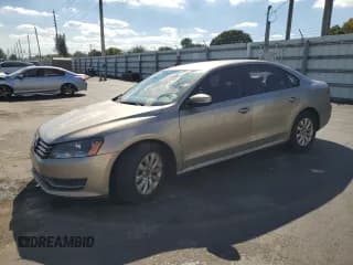 ✅ 2015 Volkswagen Passat S • VIN: 1VWAS7A32FC021405 • Lot: 93259955. Wystawiony na Copart z przebiegiem 142 165 mil. Bezpłatny archiwum sprzedaży aukcyjnych z USA i szczegółowy raport historii pojazdu na DreamBid. Zdjęcie 1.