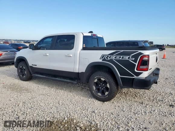 2020 Ram 1500 Rebel z VIN 1C6SRFLM1LN231228, wystawiony jako Copart lot #58342265 z przebiegiem 133 097 mil mil oraz Czysty tytuł • Clean title. Historia ofert i sprzedaży dostępna na DreamBid. Obrazek 2.