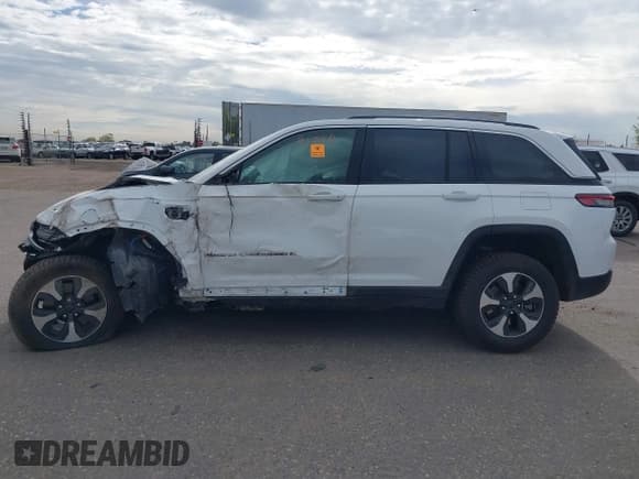 ✅ 2024 Jeep Grand Cherokee • VIN: 1C4RJYB61RC710573 • Lot: 43369280. Listed on IAAI with Not provided. Free auction sales archive from the USA and detailed vehicle history report at DreamBid. Image 14.