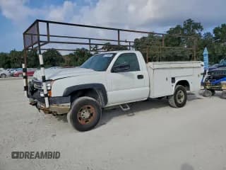 ✅ 2005 Chevrolet Silverado 2500HD Work Truck • VIN: 1GCHC24U75E212889 • Lot: 93286955. Wystawiony na Copart z przebiegiem 260 584 mil. Bezpłatny archiwum sprzedaży aukcyjnych z USA i szczegółowy raport historii pojazdu na DreamBid. Zdjęcie 1.