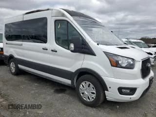 ✅ 2024 Ford Transit Passenger XL • VIN: 1FBAX2C84RKA73164 • Лот: 52085425. Опубликован ранее на Copart с пробегом 8 382 миль. Бесплатный доступ к архиву аукционных продаж из США и подробный отчёт об истории автомобиля на DreamBid. Изображение 1.