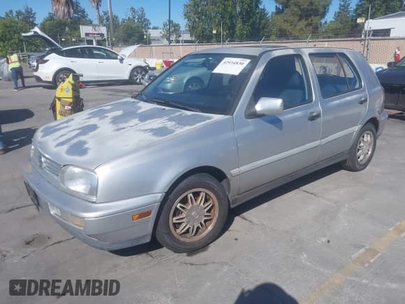 ✅ 1998 Volkswagen Golf • VIN: 3VWKB81H9WM133025 • Lot: 42934830. Wystawiony na IAAI z przebiegiem 181 337 mil. Bezpłatny archiwum sprzedaży aukcyjnych z USA i szczegółowy raport historii pojazdu na DreamBid. Zdjęcie 2.