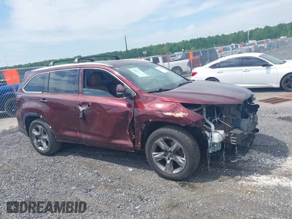 ✅ 2018 Toyota Highlander Limited • VIN: 5TDDZRFH0JS882603 • Lot: 42149163. Wystawiony na IAAI z przebiegiem 137 240 mil. Bezpłatny archiwum sprzedaży aukcyjnych z USA i szczegółowy raport historii pojazdu na DreamBid. Zdjęcie 13.