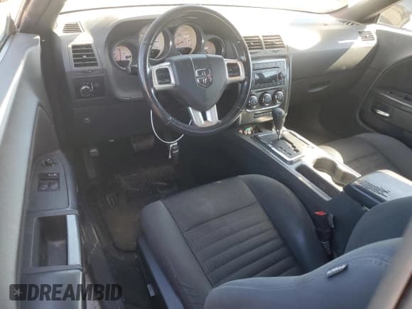 ✅ 2013 Dodge Challenger SXT • VIN: 2C3CDYAGXDH646082 • Lot: 73335194. Wystawiony na Copart z przebiegiem 219 508 mil. Bezpłatny archiwum sprzedaży aukcyjnych z USA i szczegółowy raport historii pojazdu na DreamBid. Zdjęcie 8.