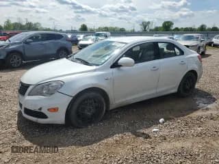 ✅ 2012 Suzuki Kizashi SE • VIN: JS2RE9A37C6100335 • Лот: 58894725. Опубликован ранее на Copart с пробегом 125 468 миль. Бесплатный доступ к архиву аукционных продаж из США и подробный отчёт об истории автомобиля на DreamBid. Изображение 1.