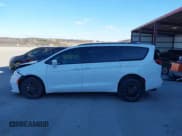 ✅ 2022 Chrysler Pacifica Touring • VIN: 2C4RC1FG1NR110237 • Lot: 41058050. Wystawiony na IAAI z przebiegiem Nie podano. Bezpłatny archiwum sprzedaży aukcyjnych z USA i szczegółowy raport historii pojazdu na DreamBid. Zdjęcie 15.