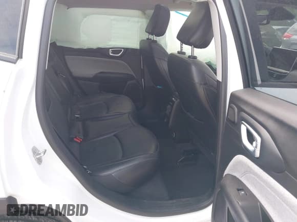 ✅ 2022 Jeep Compass Latitude Lux • VIN: 3C4NJDFB7NT181093 • Lot: 42359152. Wystawiony na IAAI z przebiegiem 20 264 mil. Bezpłatny archiwum sprzedaży aukcyjnych z USA i szczegółowy raport historii pojazdu na DreamBid. Zdjęcie 8.