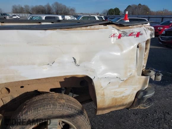 ✅ 2015 Chevrolet Silverado 2500HD LT • VIN: 1GC1KVEGXFF161303 • Lot: 41533039. Wystawiony na IAAI z przebiegiem 249 505 mil. Bezpłatny archiwum sprzedaży aukcyjnych z USA i szczegółowy raport historii pojazdu na DreamBid. Zdjęcie 18.