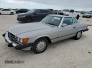 ✅ 1987 Mercedes-Benz 560 SL • VIN: WDBBA48D6HA074385 • Лот: 84098634. Опубликован ранее на Copart с пробегом 141 496 миль. Бесплатный доступ к архиву аукционных продаж из США и подробный отчёт об истории автомобиля на DreamBid. Изображение 1.