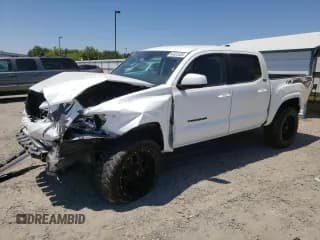 ✅ 2021 Toyota Tacoma SR • VIN: 3TYAX5GN5MT012117 • Lot: 64525405. Wystawiony na Copart z przebiegiem 53 742 mil. Bezpłatny archiwum sprzedaży aukcyjnych z USA i szczegółowy raport historii pojazdu na DreamBid. Zdjęcie 1.