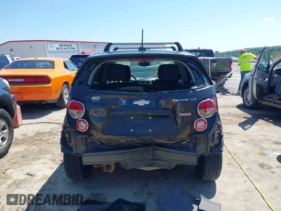 2015 Chevrolet Sonic LT z VIN 1G1JC6SB0F4182953, wystawiony jako IAAI lot #39697891 z przebiegiem 78 983 mil mil oraz . Historia ofert i sprzedaży dostępna na DreamBid. Obrazek 17.