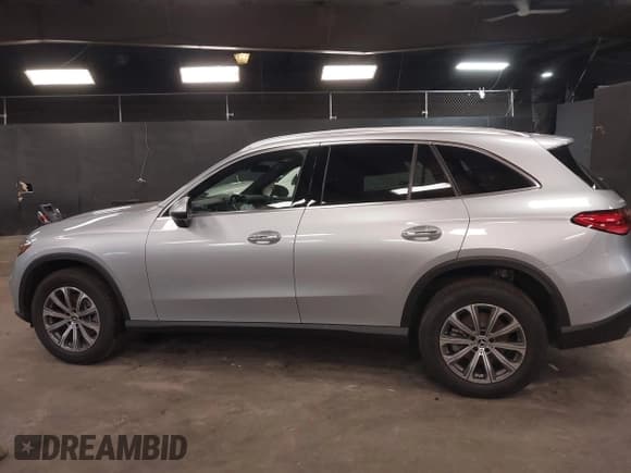 ✅ 2025 Mercedes-Benz GLC 300 • VIN: W1NKM4HB5SF257609 • Лот: 41680577. Опубликован ранее на IAAI с пробегом 1 152 миль. Бесплатный доступ к архиву аукционных продаж из США и подробный отчёт об истории автомобиля на DreamBid. Изображение 15.