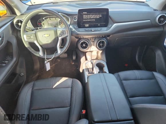 ✅ 2024 Chevrolet Blazer LT • VIN: 3GNKBJR47RS192142 • Lot: 80729535. Wystawiony na Copart z przebiegiem 18 101 mil. Bezpłatny archiwum sprzedaży aukcyjnych z USA i szczegółowy raport historii pojazdu na DreamBid. Zdjęcie 8.