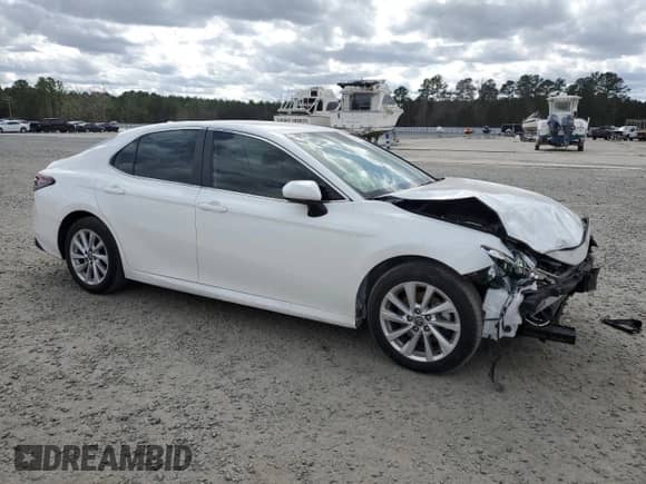 2023 Toyota Camry LE z VIN 4T1C11AK7PU151853, wystawiony jako Copart lot #81378565 z przebiegiem 19 510 mil mil oraz Czysty tytuł • Clean title. Historia ofert i sprzedaży dostępna na DreamBid. Obrazek 4.