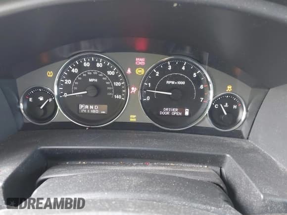 ✅ 2008 Jeep Commander Limited • VIN: 1J8HG58278C182722 • Lot: 43174800. Wystawiony na IAAI z przebiegiem 141 180 mil. Bezpłatny archiwum sprzedaży aukcyjnych z USA i szczegółowy raport historii pojazdu na DreamBid. Zdjęcie 7.