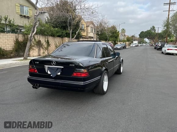 ✅ 1994 Mercedes-Benz 400 E • VIN: WDBEA34E6RC103296 • Лот: 51020195. Опубликован ранее на Copart с пробегом 186 132 миль. Бесплатный доступ к архиву аукционных продаж из США и подробный отчёт об истории автомобиля на DreamBid. Изображение 4.