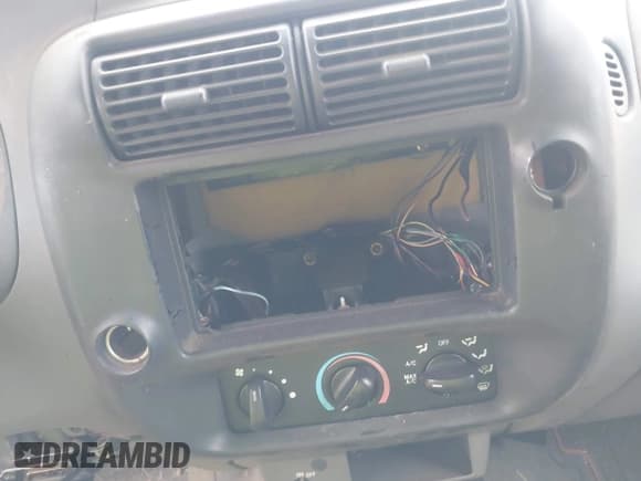 ✅ 2001 Ford Ranger XL • VIN: 1FTYR14U51PA38134 • Лот: 42889052. Опубликован ранее на IAAI с пробегом 219 281 миль. Бесплатный доступ к архиву аукционных продаж из США и подробный отчёт об истории автомобиля на DreamBid. Изображение 14.