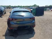 ✅ 2025 Mazda 3 S Select Sport • VIN: JM1BPAKM1S1763507 • Lot: 42461811. Wystawiony na IAAI z przebiegiem 798 mil. Bezpłatny archiwum sprzedaży aukcyjnych z USA i szczegółowy raport historii pojazdu na DreamBid. Zdjęcie 16.