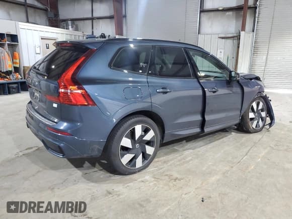 ✅ 2024 Volvo XC60 Plus Dark Theme • VIN: YV4H60DL7R1897988 • Lot: 61761455. Listed on Copart with 10,542 mi. Free auction sales archive from the USA and detailed vehicle history report at DreamBid. Image 3.
