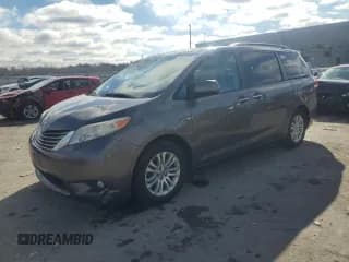 ✅ 2011 Toyota Sienna XLE • VIN: 5TDYK3DCXBS105793 • Лот: 93323225. Опубликован ранее на Copart с пробегом 200 844 миль. Бесплатный доступ к архиву аукционных продаж из США и подробный отчёт об истории автомобиля на DreamBid. Изображение 1.