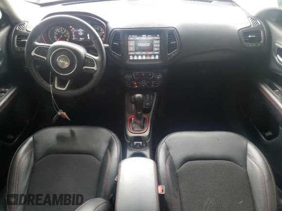 ✅ 2019 Jeep Compass Trailhawk • VIN: 3C4NJDDB4KT690735 • Lot: 82142865. Wystawiony na Copart z przebiegiem 56 432 mil. Bezpłatny archiwum sprzedaży aukcyjnych z USA i szczegółowy raport historii pojazdu na DreamBid. Zdjęcie 8.