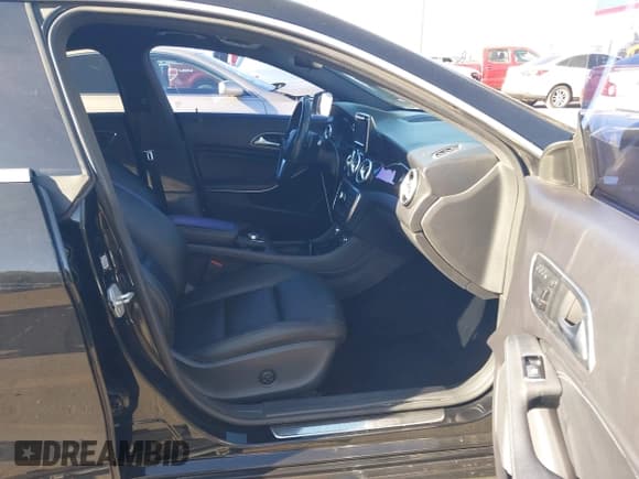 ✅ 2014 Mercedes-Benz CLA 250 • VIN: WDDSJ4GB9EN146661 • Lot: 42598023. Wystawiony na IAAI z przebiegiem 117 271 mil. Bezpłatny archiwum sprzedaży aukcyjnych z USA i szczegółowy raport historii pojazdu na DreamBid. Zdjęcie 5.