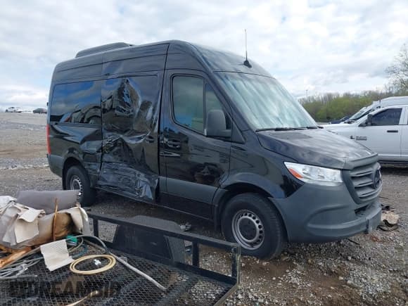 ✅ 2019 Mercedes-Benz Sprinter Passenger • VIN: WDZPF0CD4KP125864 • Lot: 39110594. Wystawiony na IAAI z przebiegiem 25 697 mil. Bezpłatny archiwum sprzedaży aukcyjnych z USA i szczegółowy raport historii pojazdu na DreamBid. Zdjęcie 1.