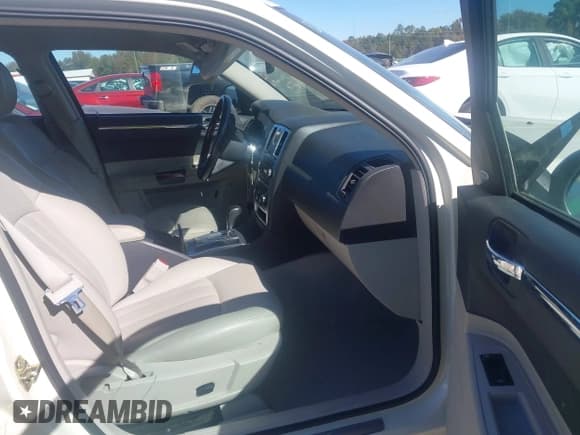 ✅ 2005 Chrysler 300 C • VIN: 2C3JA63H25H576637 • Lot: 43500412. Wystawiony na IAAI z przebiegiem 62 906 mil. Bezpłatny archiwum sprzedaży aukcyjnych z USA i szczegółowy raport historii pojazdu na DreamBid. Zdjęcie 5.