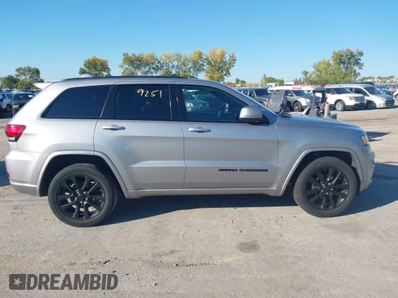 2018 Jeep Grand Cherokee Altitude z VIN 1C4RJFAG6JC220486, wystawiony jako IAAI lot #43399251 z przebiegiem 90 525 mil mil oraz . Historia ofert i sprzedaży dostępna na DreamBid. Obrazek 13.