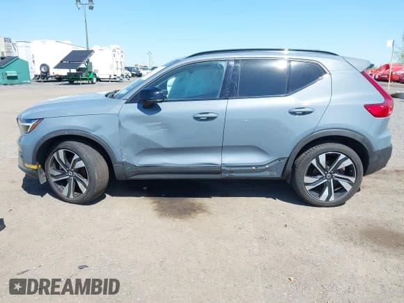 ✅ 2023 Volvo XC40 Plus Dark Theme • VIN: YV4L12UW6P2091677 • Lot: 42122944. Wystawiony na IAAI z przebiegiem 8 230 mil. Bezpłatny archiwum sprzedaży aukcyjnych z USA i szczegółowy raport historii pojazdu na DreamBid. Zdjęcie 6.