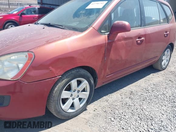 ✅ 2008 Kia Rondo LX • VIN: KNAFG526787125596 • Lot: 42750792. Wystawiony na IAAI z przebiegiem 230 782 mil. Bezpłatny archiwum sprzedaży aukcyjnych z USA i szczegółowy raport historii pojazdu na DreamBid. Zdjęcie 6.