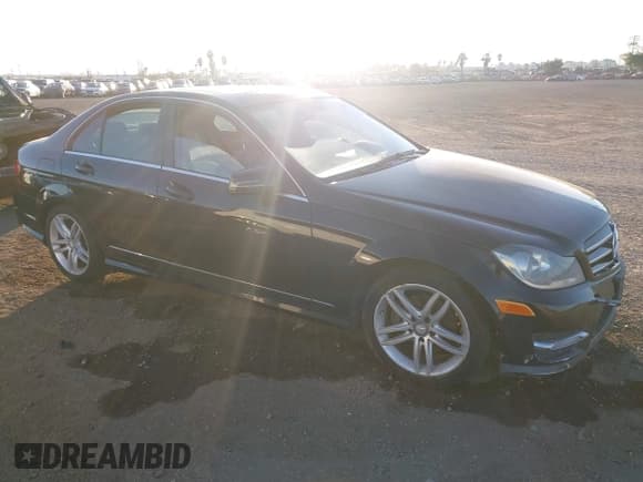 ✅ 2014 Mercedes-Benz C 250 Sport • VIN: WDDGF4HB7EA946274 • Лот: 43928785. Опубликован ранее на IAAI с пробегом 213 127 миль. Бесплатный доступ к архиву аукционных продаж из США и подробный отчёт об истории автомобиля на DreamBid. Изображение 1.