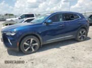 ✅ 2022 Buick Envision Essence • VIN: LRBFZPR41ND031769 • Лот: 62291385. Опубликован ранее на Copart с пробегом 71 581 миль. Бесплатный доступ к архиву аукционных продаж из США и подробный отчёт об истории автомобиля на DreamBid. Изображение 1.