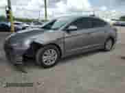 2020 Hyundai Elantra SE z VIN KMHD74LF4LU949239, wystawiony jako Copart lot #55599705 z przebiegiem 88 744 mil mil oraz Czysty tytuł • Clean title. Historia ofert i sprzedaży dostępna na DreamBid. Obrazek 1.