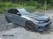 ✅ 2024 BMW 3 Series M340i xDrive • VIN: 3MW49FF08R8E11972 • Lot: 60033225. Wystawiony na Copart z przebiegiem 14 869 mil. Bezpłatny archiwum sprzedaży aukcyjnych z USA i szczegółowy raport historii pojazdu na DreamBid. Zdjęcie 4.