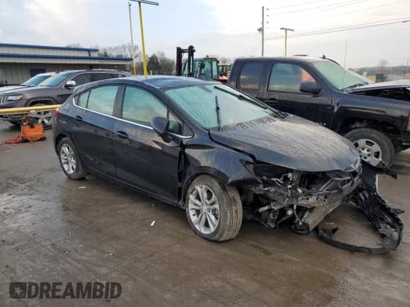 2019 Chevrolet Cruze LT z VIN 3G1BE6SM5KS540364, wystawiony jako Copart lot #68926362 z przebiegiem 65 110 mil mil oraz . Historia ofert i sprzedaży dostępna na DreamBid. Obrazek 4.