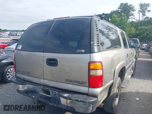 ✅ 2001 Chevrolet Suburban LT • VIN: 3GNGK26G81G243391 • Lot: 42546624. Listed on IAAI with 295,585 mi. Free auction sales archive from the USA and detailed vehicle history report at DreamBid. Image 4.