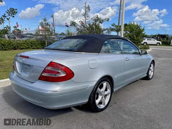 ✅ 2005 Mercedes-Benz CLK 320 • VIN: WDBTK65G85T037561 • Lot: 96326745. Wystawiony na Copart z przebiegiem 101 277 mil. Bezpłatny archiwum sprzedaży aukcyjnych z USA i szczegółowy raport historii pojazdu na DreamBid. Zdjęcie 4.