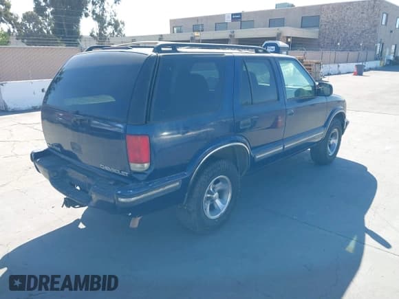 ✅ 1999 Chevrolet Blazer LS • VIN: 1GNCS13W0X2125101 • Lot: 42311277. Wystawiony na IAAI z przebiegiem Nie podano. Bezpłatny archiwum sprzedaży aukcyjnych z USA i szczegółowy raport historii pojazdu na DreamBid. Zdjęcie 4.