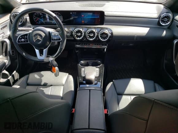 ✅ 2022 Mercedes-Benz CLA 250 • VIN: W1K5J4HB9NN247999 • Lot: 70904155. Wystawiony na Copart z przebiegiem 37 814 mil. Bezpłatny archiwum sprzedaży aukcyjnych z USA i szczegółowy raport historii pojazdu na DreamBid. Zdjęcie 8.