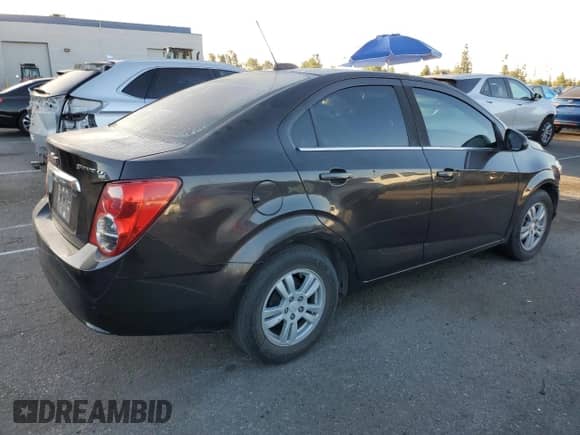 2015 Chevrolet Sonic LT с VIN 1G1JC5SG3F4208225, выставлен на аукционе Copart как лот 68581364 с пробегом 142 316 миль миль и Списание • Salvage title. История ставок и продаж доступна на DreamBid. Изображение 3.